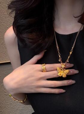 新中式錾刻蝴蝶项链吊坠复古时尚手工编织项链黄金色闪钻蝴蝶吊坠