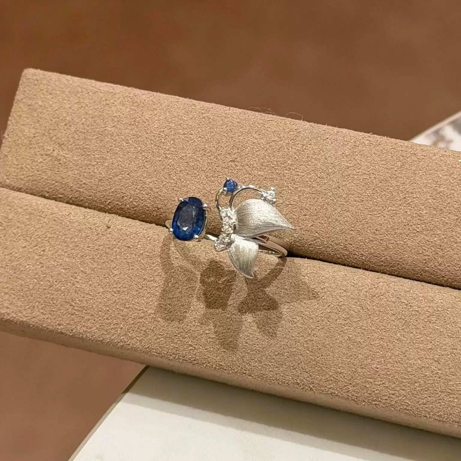 暗夜蝶拉丝仿蓝宝石蝴蝶戒指女复古小众轻奢恶魔蝶衣椭圆彩色指环