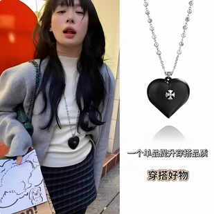 黑色爱心吊坠项链女款2025新款长款毛衣链轻奢高级感颈链秋冬配饰