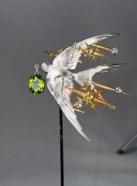 星芒燕子飞鸟仿橄榄石胸针中古和平鸽彩宝艺术别针手工雕刻胸花