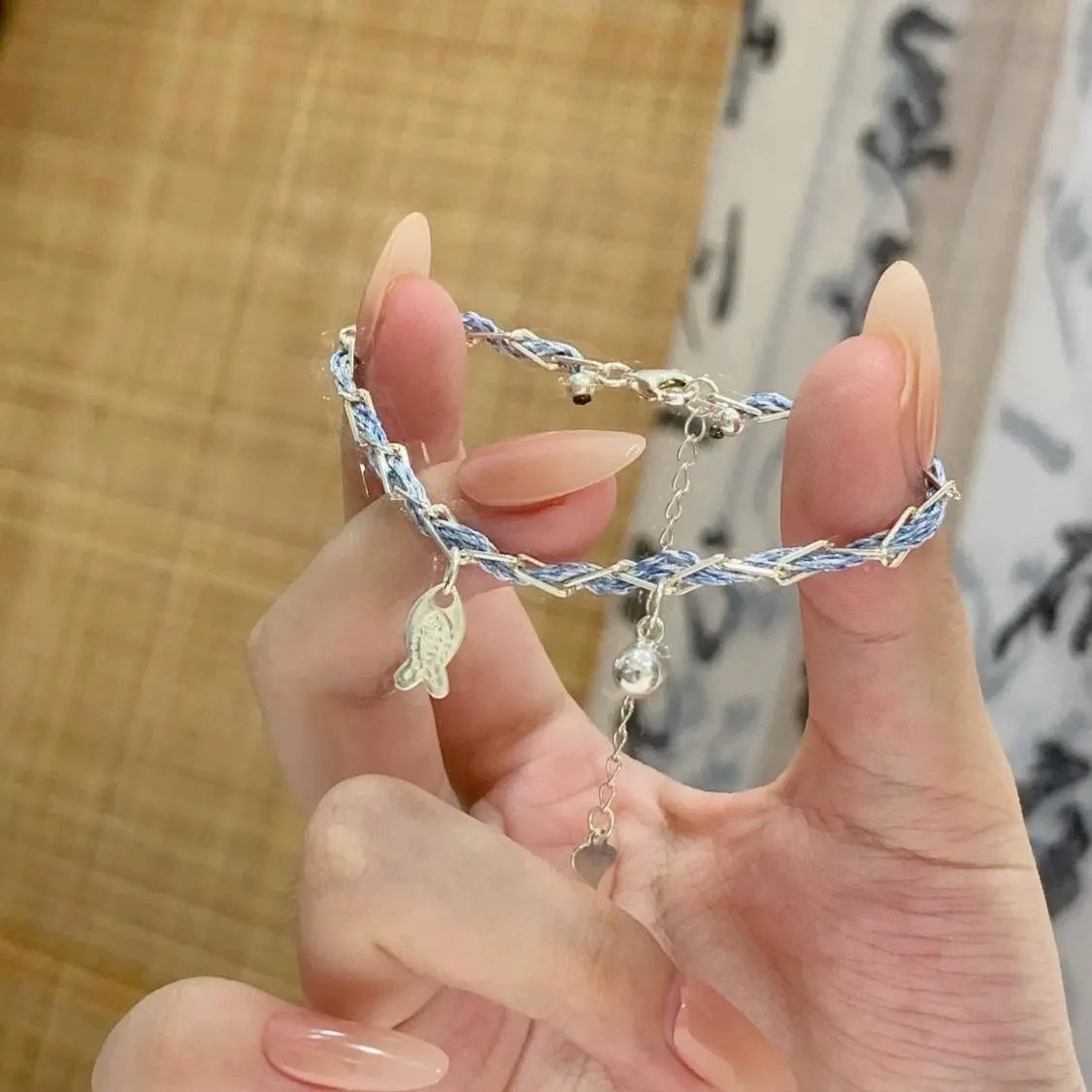 祝你鱼块~夏日灵动小鱼吊坠浅蓝色手链女2026新中式编织手绳手饰