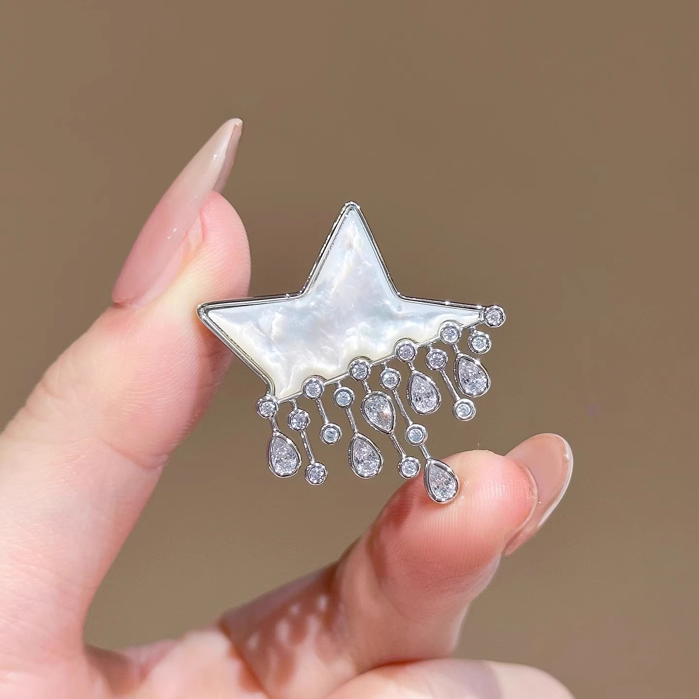 高端精致时尚星星雨流苏胸针高档女高级衣服配饰设计小众别针胸花