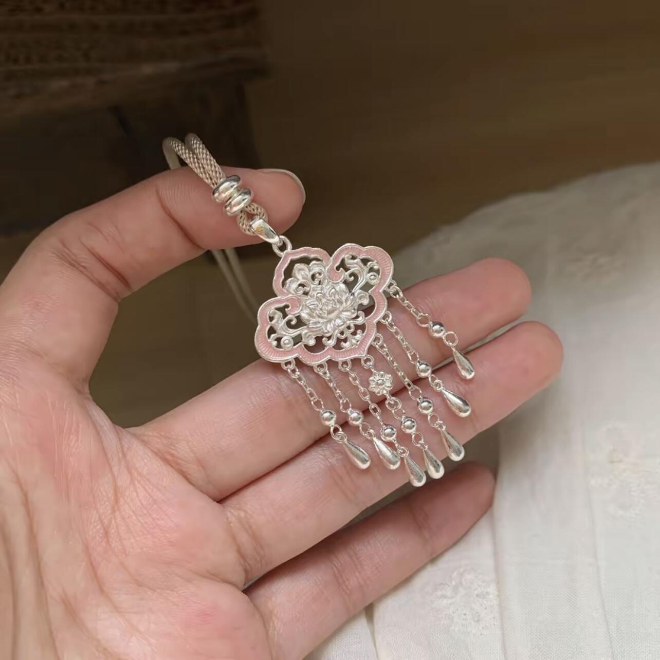 国风新中式珐琅彩莲花如意结流苏项链轻奢宫廷风锁骨链毛衣链粉色