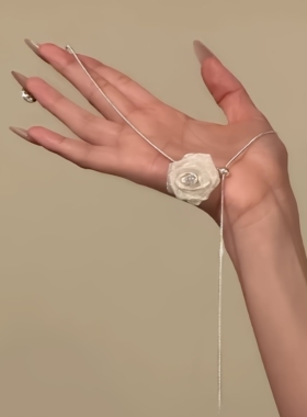 法式超仙白色花朵项链女2025新款高级感轻奢小众设计时尚锁骨颈链