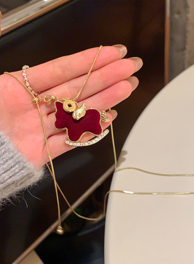马上好运本命年红色丝绒小马项链女款复古高级感长款毛衣链配饰