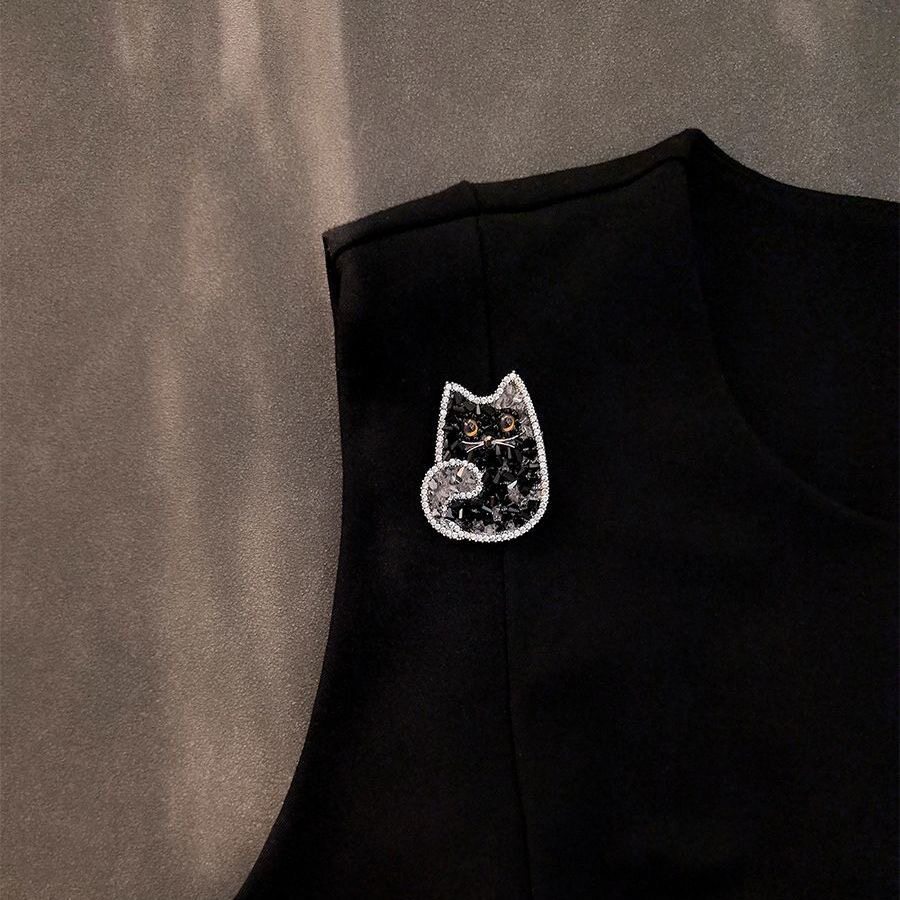 轻奢精致黑色水晶猫咪胸针高档女气质西装胸花设计感小众别针配饰