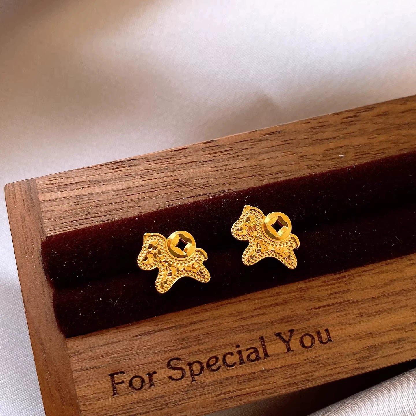 金色碎碎冰小马钱币耳钉女2025新款爆款高级感耳饰品马上有钱耳环,饰品/流行首饰/时尚饰品新,耳环,淘宝优惠券,粉丝福利购,淘宝优惠卷