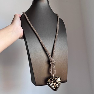 「琥珀流光」爱心豹纹流光小吊坠细闪编绳项链新款长款毛衣链配饰