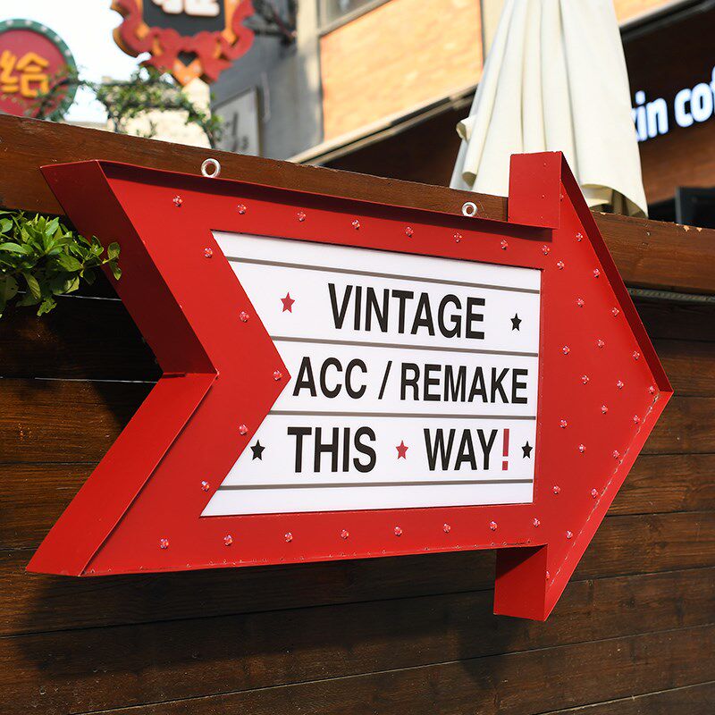 夜晚道路方向指示牌 夜晚发光箭头路标指向灯箱 由此进入吊挂