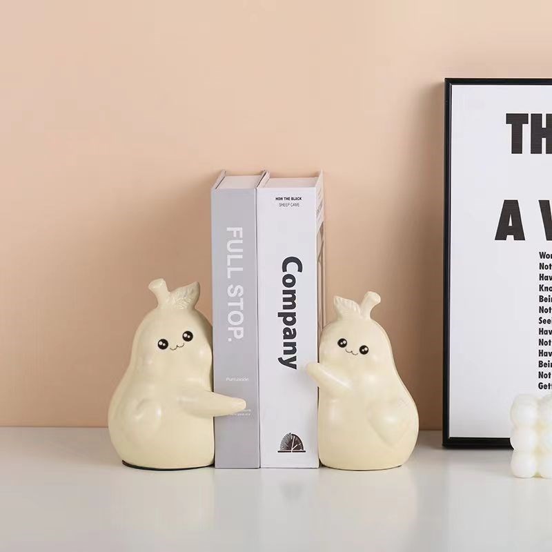 可爱抱抱梨陶瓷书立书架摆件家居饰品客厅卧室酒柜样品房摆设