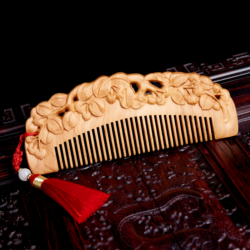 郎府木梳桃木梳子双面雕刻红果带流苏家用梳顺发梳礼品梳细齿梳子