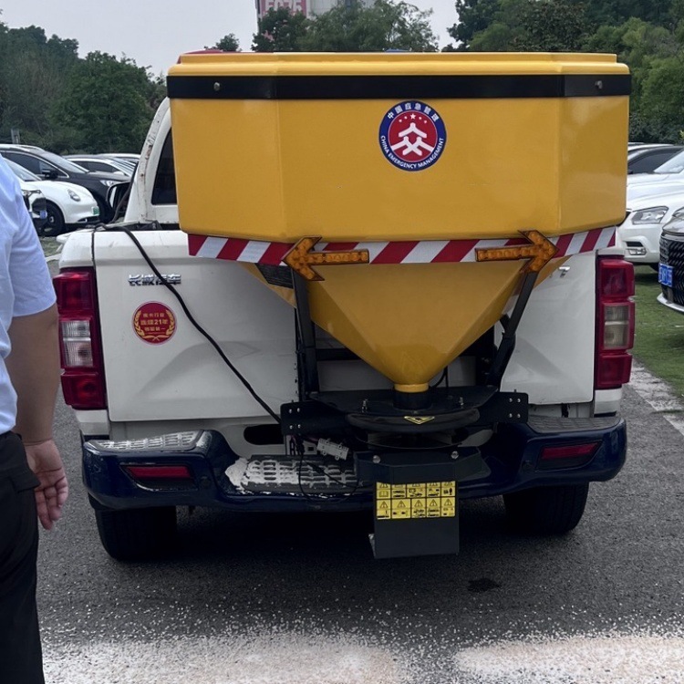 皮卡车载式融雪剂撒布机电动道路撒盐机工业盐融雪剂路面撒布机