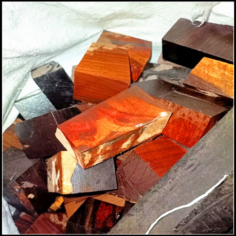 老挝大红酸枝 红黑料 小木块 珠子小手把件料 花纹料 5斤一份