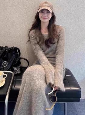 慵懒和高底灰色针织连衣裙的妇女在春秋修身Look大衣与底毛衣长裙