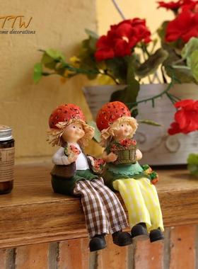 美式花园隔板阳台饭厅摆台草莓吊脚情侣娃娃礼物树脂家居装饰摆件
