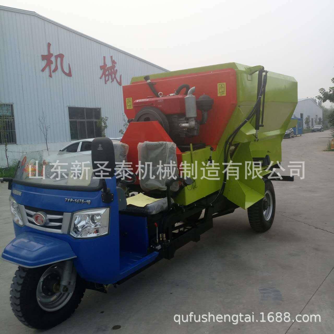 养殖用饲料直接抛撒车秸秆饲料电动喂料车柴油双侧撒料车