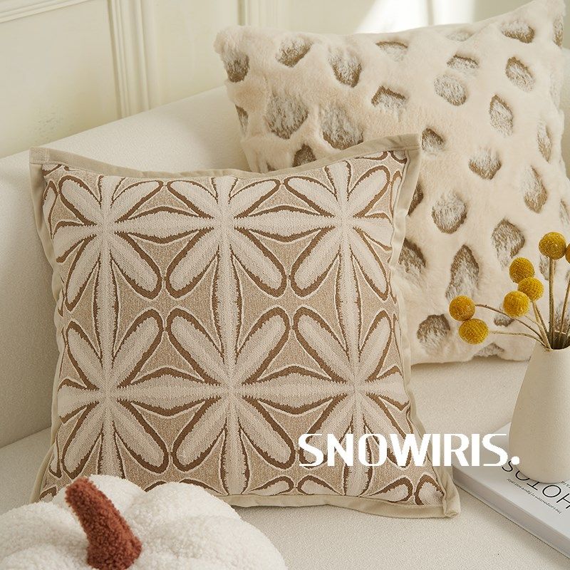 奶油中古风抱枕复古高级感毛绒靠垫设计师款客厅沙发座椅靠枕