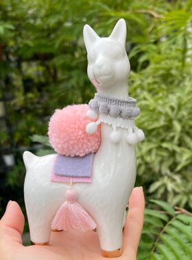 一只草胖白色 羊摆件马 （的驼）泥嘟嘟