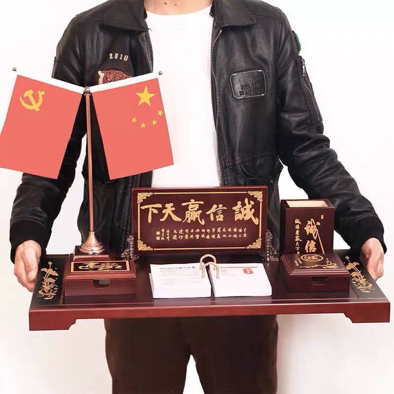 办公室装饰摆件男士大班台办公桌陶瓷摆件台历架高档笔筒文台招财