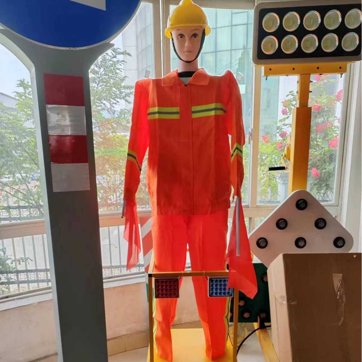 太阳能仿真交通指挥员假人高速公路施工摇旗安全员道路保通机器人