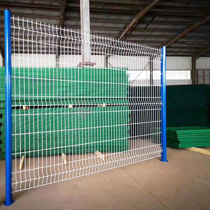 销售护栏网 桃型柱 三折弯护栏网片 防护铁丝桃型柱护栏