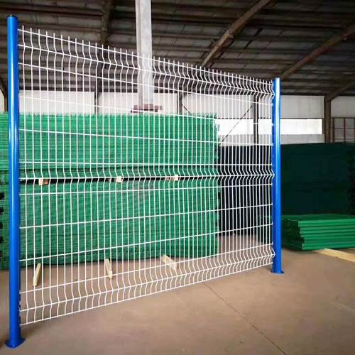 销售护栏网 桃型柱 三折弯护栏网片 防护铁丝桃型柱护栏