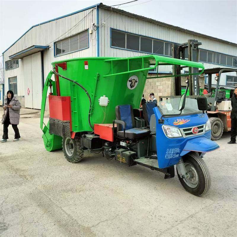 牛羊饲料三轮投喂车养殖场草料五方撒料车牧场青贮料撒草车