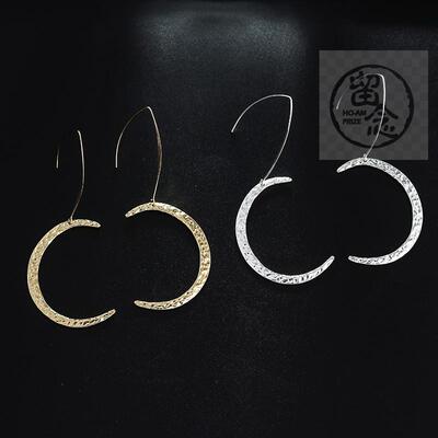 。Exaggerated temperament  metal texture  not smooth  curved