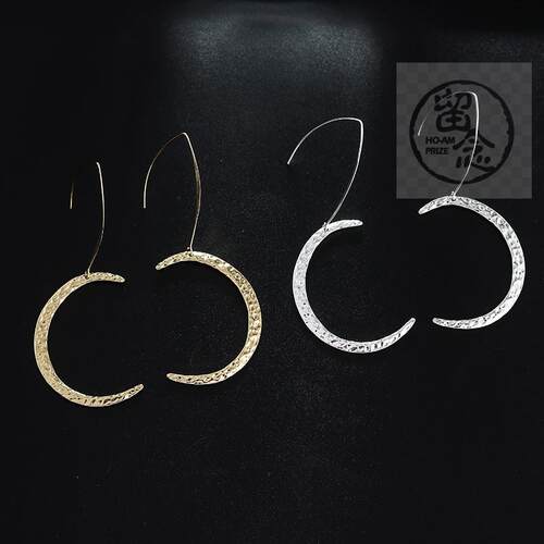 。Exaggerated temperament  metal texture  not smooth  curved