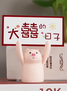 可爱结婚举手小摆件订婚宴摆台物件床头柜桌面喜庆婚房布置装饰品