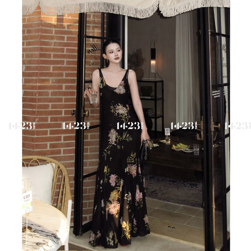 1423【陌上花开】高密固色黑底碎花吊带裙抗皱垂坠遮肉长款连衣裙