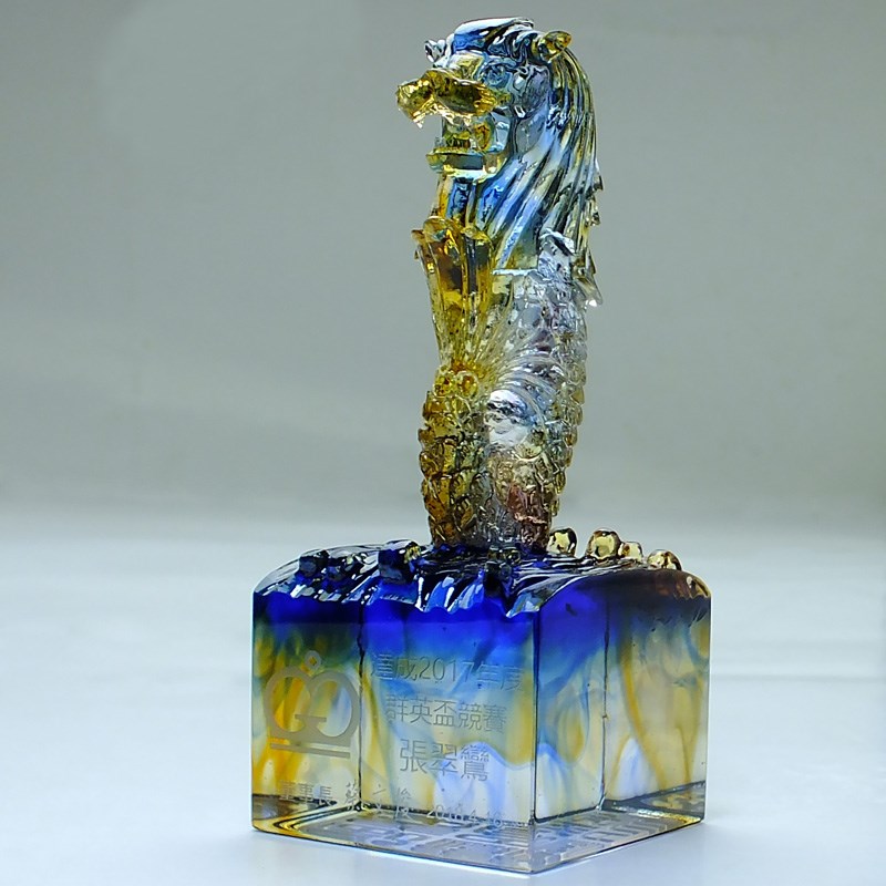 公司周年庆礼物新加坡鱼尾狮纪念品定制琉璃印章办公桌上放的摆件