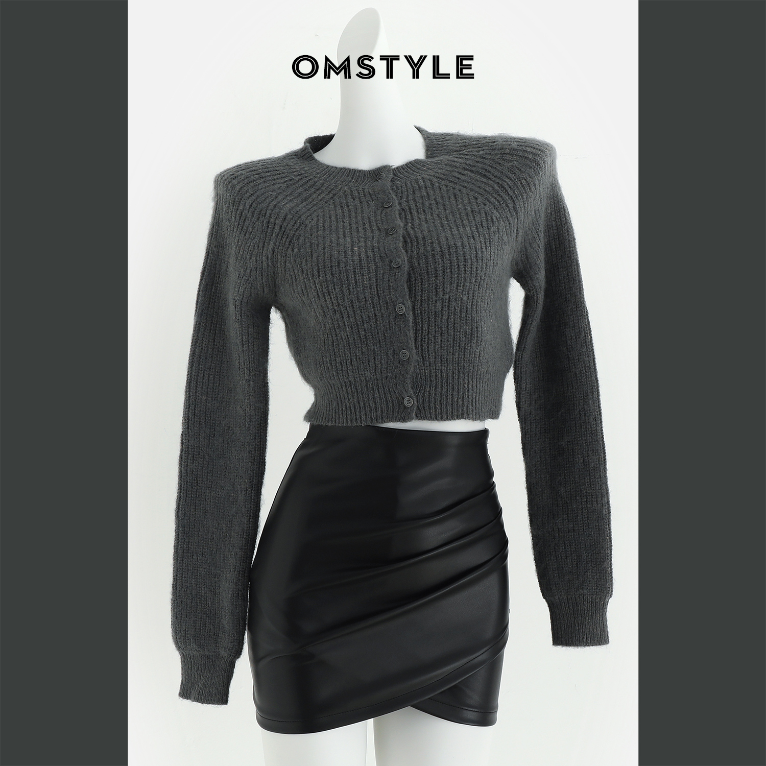 圆领单排扣针织短款毛衣