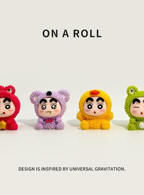 治愈系情绪稳定神器可爱蜡笔小新桌面摆件办公室工位装饰车载饰品