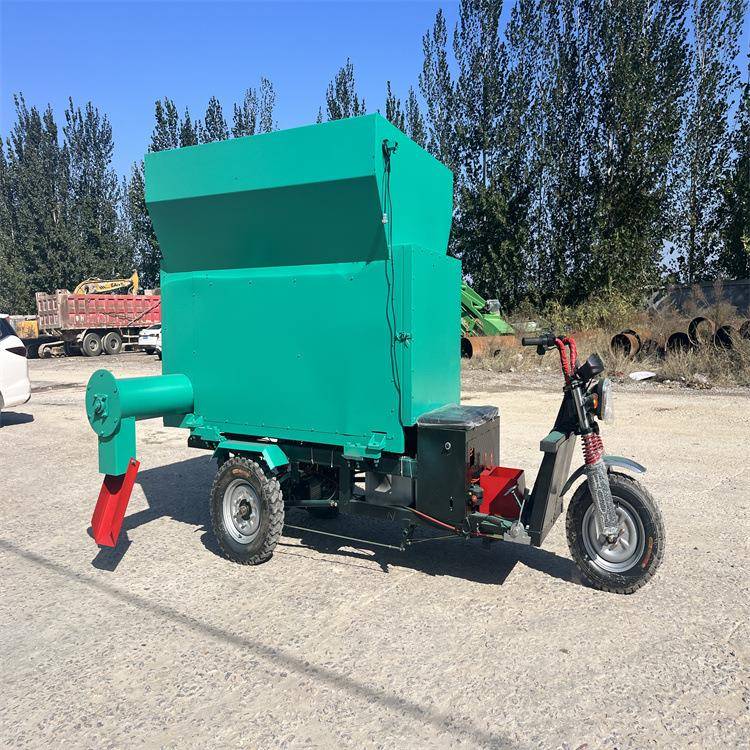 3方电动撒料车养殖撒颗粒饲料机牛羊饲喂自动投料车