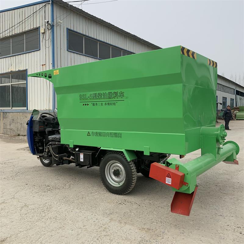 羊场电动3方喂料车畜牧场草料三轮投喂车双边料槽自动撒料车