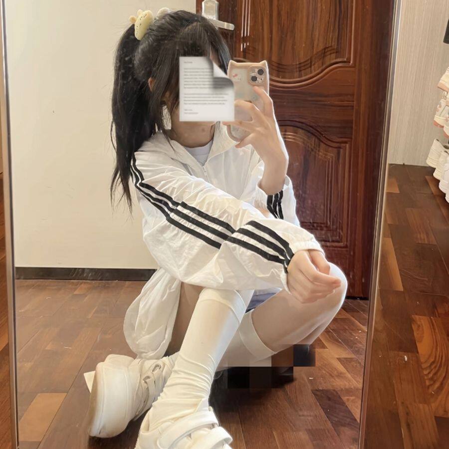 美式潮牌三条杠白色防晒衣女夏季2024新款宽松薄款连帽防晒服外套