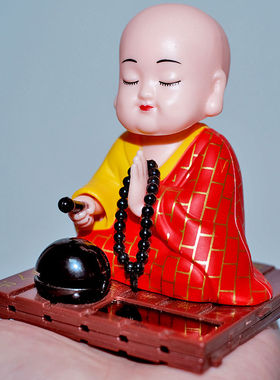 精品太阳能自动点头摇扇汽车摆件弥勒佛 点头小和尚车.载装饰客厅