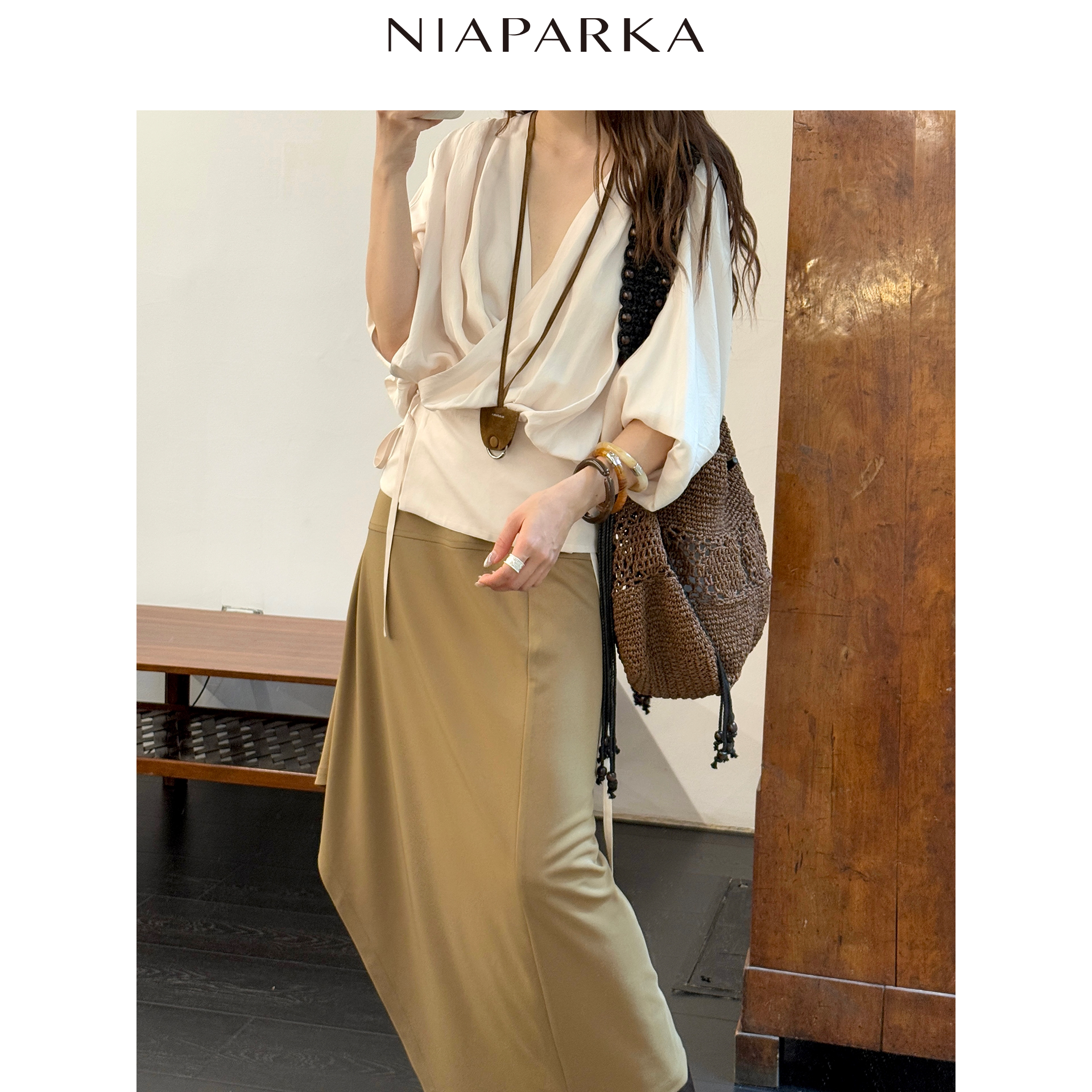 niaparka2026春夏醋酸围裹式肩褶宽松型米白松弛风蝙蝠袖外套