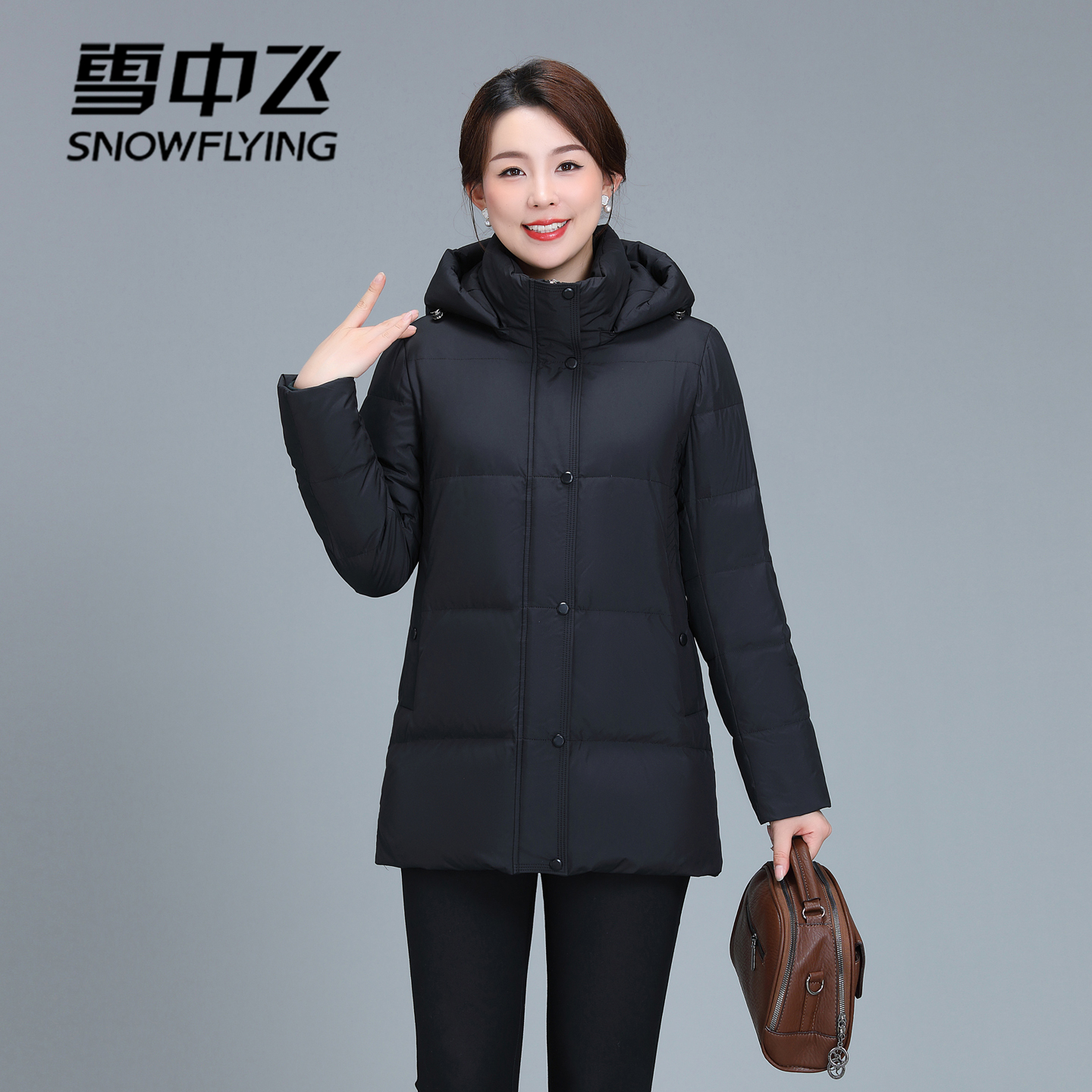 雪中飞冬季短款羽绒服女中年大码妈妈装保暖修身外套防寒服拆帽子