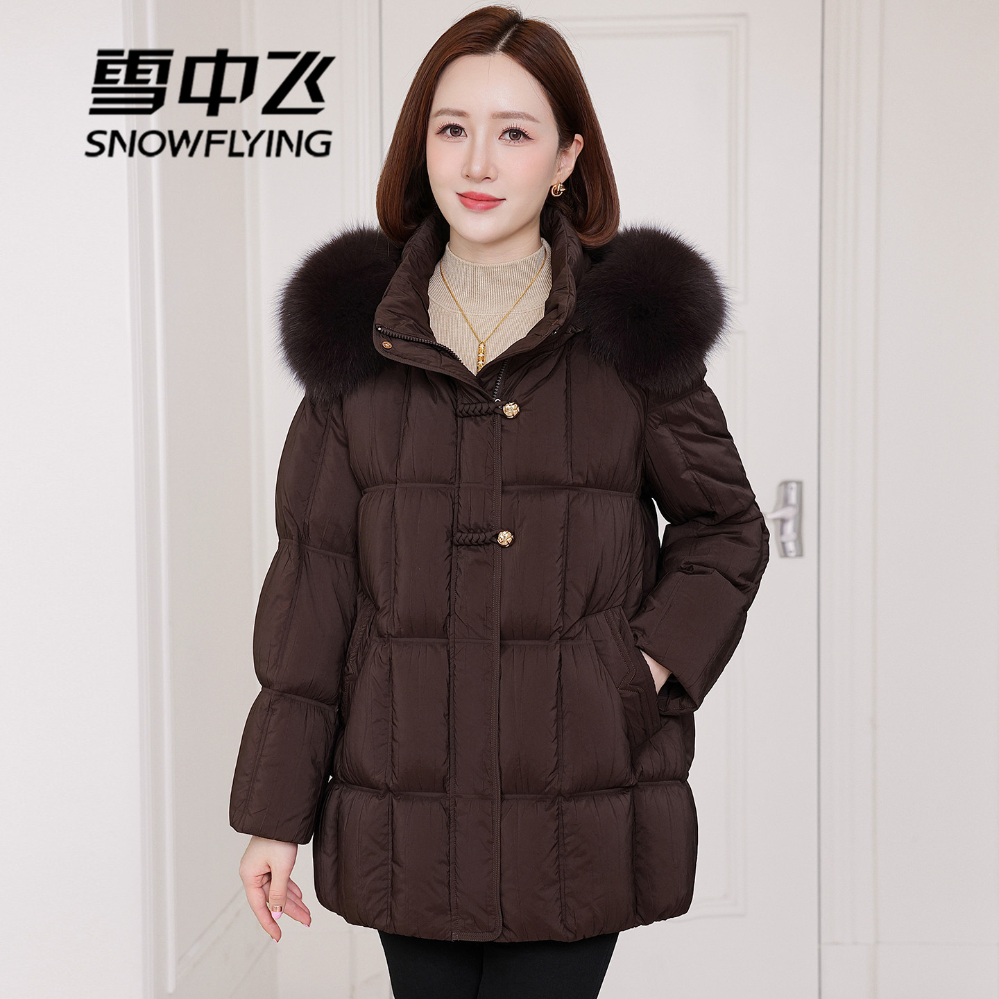 雪中飞冬季短款羽绒服女士中年大码妈妈装洋气狐狸毛领防寒服外套