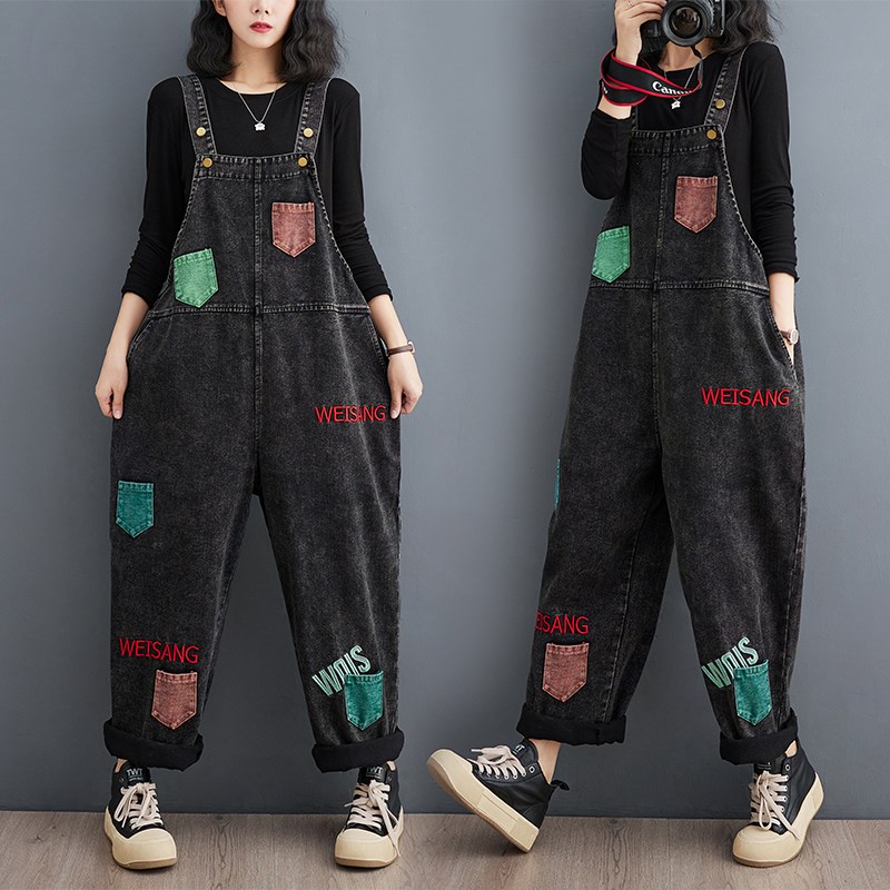 大码牛仔背带裤2023新款宽松休闲时尚百M搭贴花绣文艺背带裤黑色