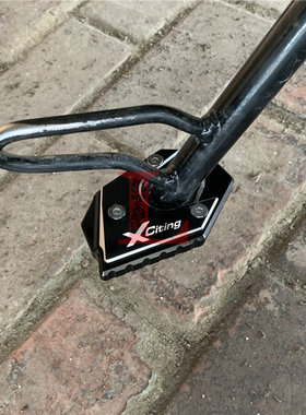 适用光阳赛艇 iing 改装侧小脚撑加大垫座