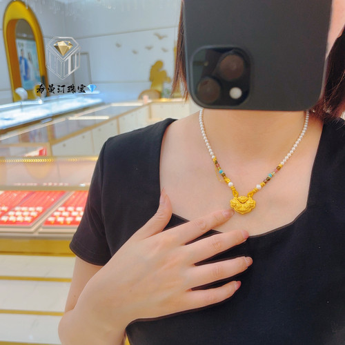 希曼汀黄金锦鲤锁包吊坠女999足金如意平安锁珍珠项链七夕送女友