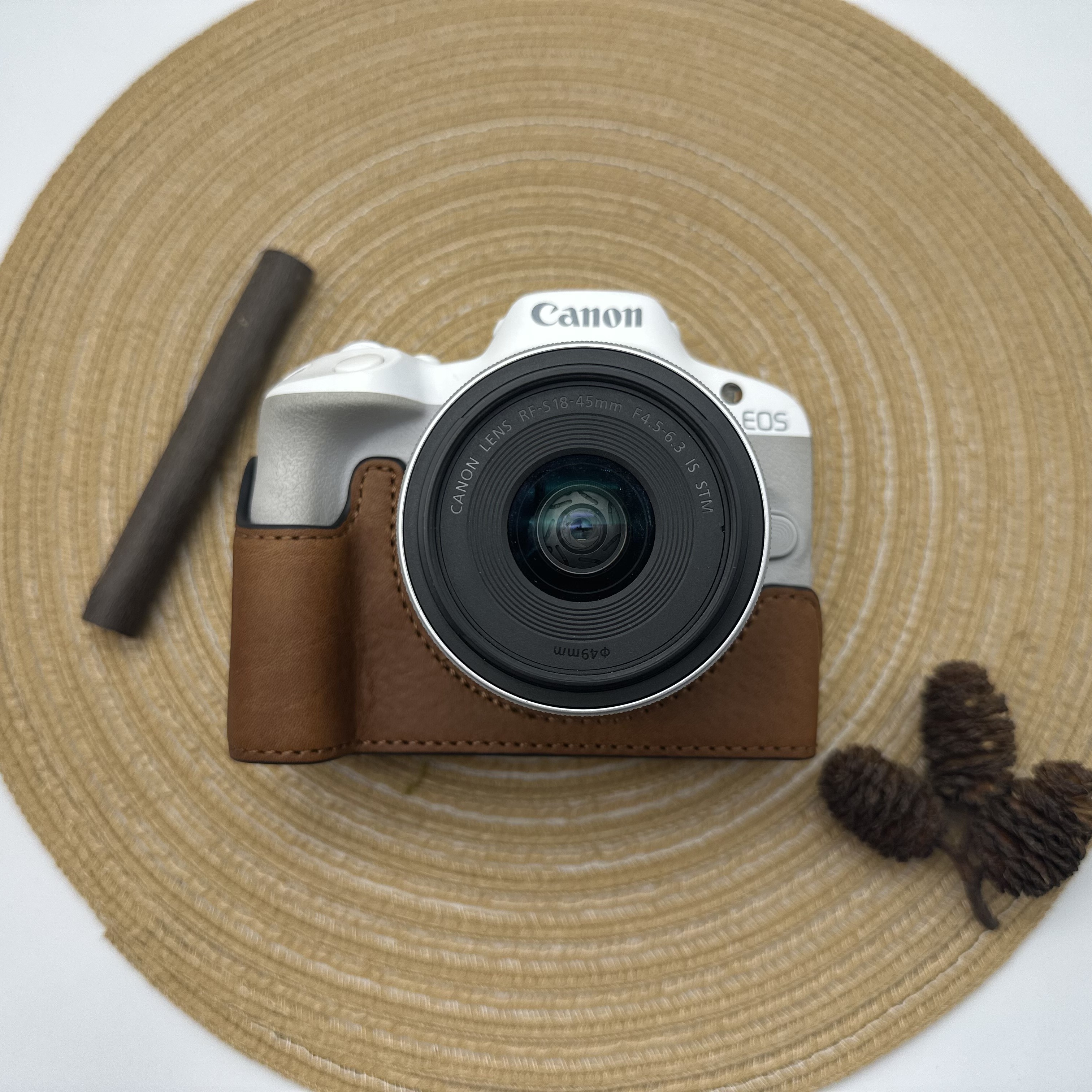 适用佳能R62真皮保护套R8/RP皮套R5/R6/R52/R7/R10/R50底座手腕带