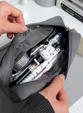 简约灰色多隔层笔袋学生小众ins风高颜值大容量尼龙化妆包文具袋