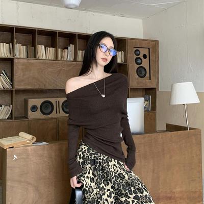 复古纯色设计感斜肩针织衫女装秋冬新款不规则修身收腰百搭上衣