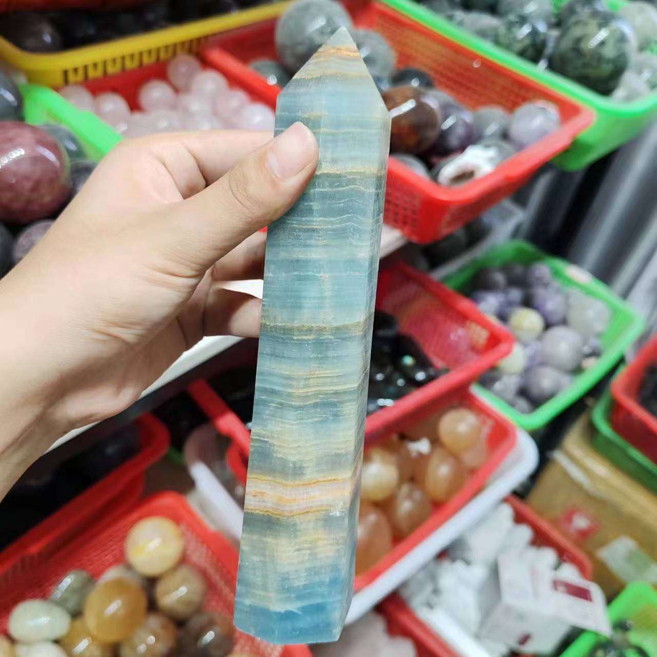 ?东海天然水晶六棱单尖柱蓝力士原石打磨半宝石水晶柱摆件厂家批
