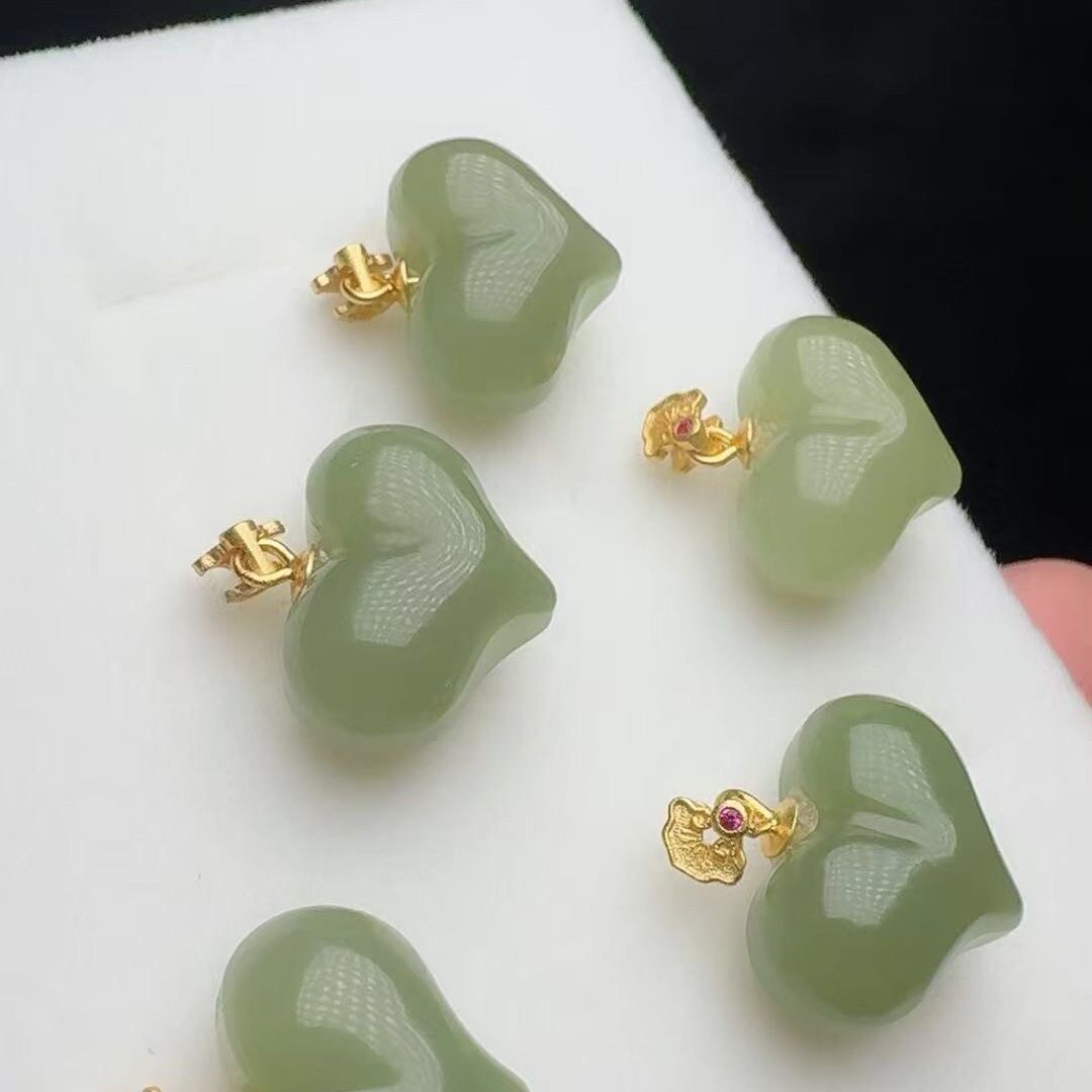 As925镶嵌和田玉屁桃清水青黄口万能吊坠