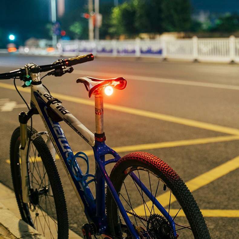自行车刹车感应智能尾灯山地公路车夜骑铝合金安全警示灯骑行装备